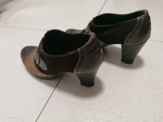 Zapatos de tacón marrones con hebilla