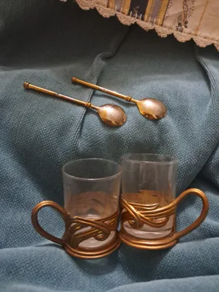 Juego tetera y 2 tazas doradas