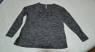 Camiseta MORE LESS gris y negra