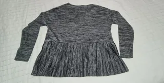 Camiseta MORE LESS gris y negra