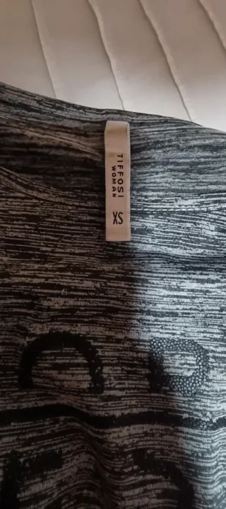 Camiseta MORE LESS gris y negra