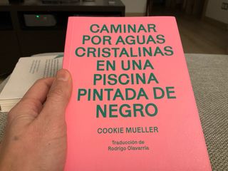 Caminar por aguas cristalinas en una piscina pi...