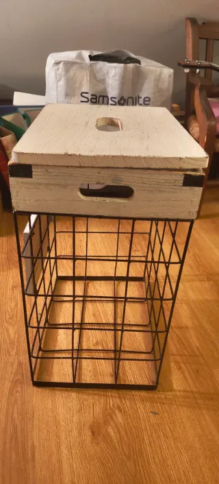 Cesto de lavandería de metal y madera