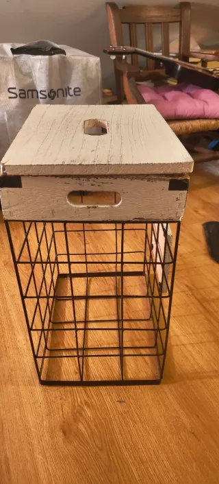 Cesto de lavandería de metal y madera
