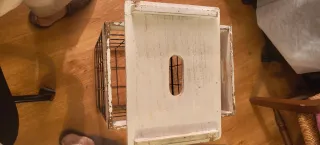 Cesto de lavandería de metal y madera