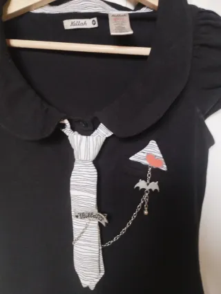 Camiseta negra con corbata y murciélago