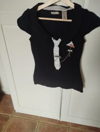Camiseta negra con corbata y murciélago