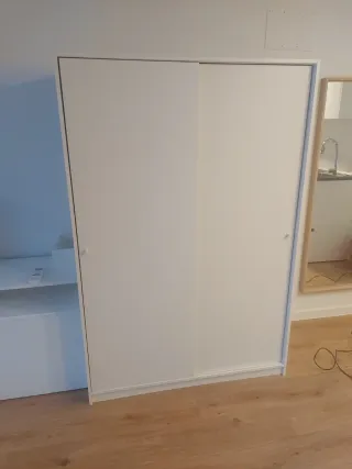 Armario blanco de madera