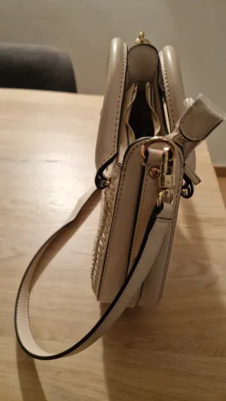 Bolso Guess Beige y Dorado Auténtico.