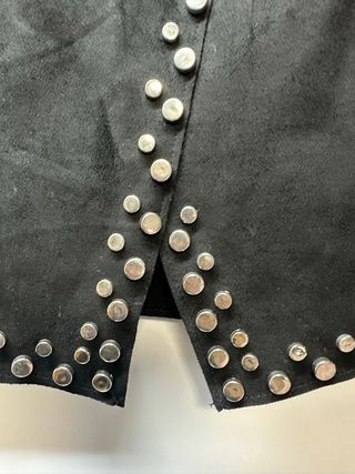 Minifalda negra con tachuelas