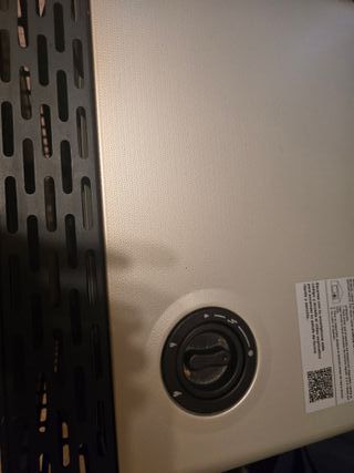 Estufa de gas Orbegozo con pantalla, ruedas, asas.