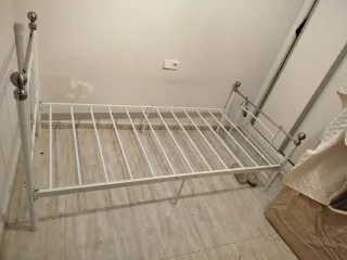 Estructura de cama blanca y plateada