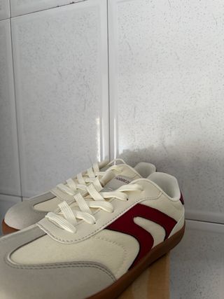 Zapatillas Hobibear Beige y Rojo talla 41