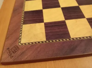 Scacchiera, dama e pezzi