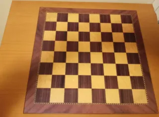 Scacchiera, dama e pezzi