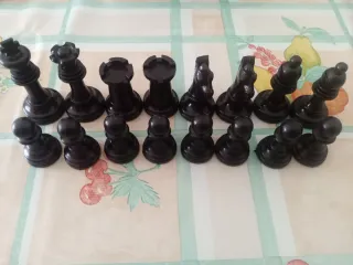 Scacchiera, dama e pezzi