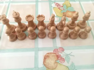 Scacchiera, dama e pezzi