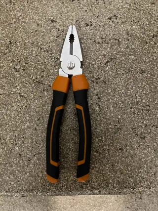 Alicate Universal Negro y Naranja