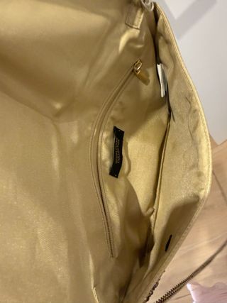 Bolso de mano dorado con cadena