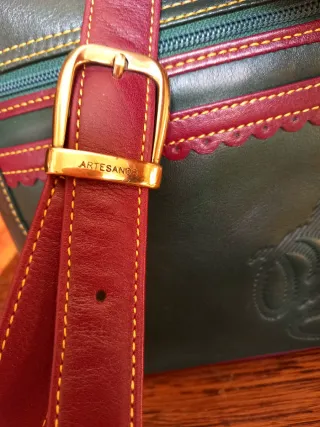 Bolso de piel verde y burdeos