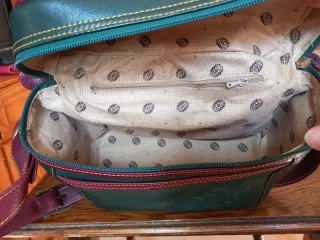 Bolso de piel verde y burdeos