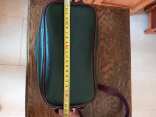 Bolso de piel verde y burdeos