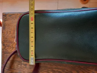 Bolso de piel verde y burdeos