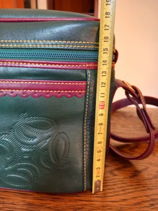 Bolso de piel verde y burdeos