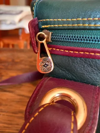 Bolso de piel verde y burdeos