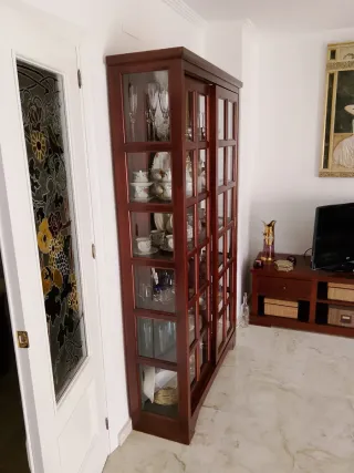 Vitrina madera puertas correderas cristal