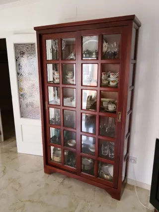 Vitrina madera puertas correderas cristal