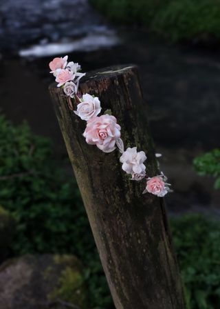 Corona de flores melocotón, crema y dorada