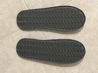 Pantofole a righe rosse e bianche