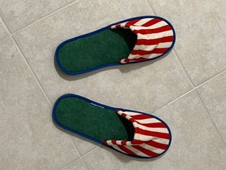 Pantofole a righe rosse e bianche