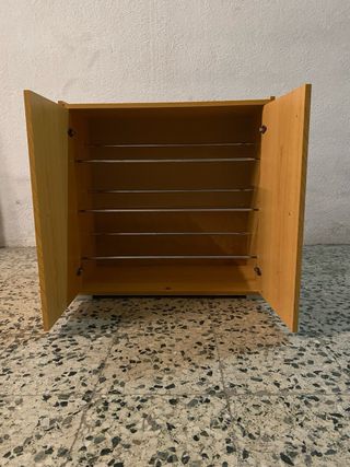 Zapatero de madera y metal