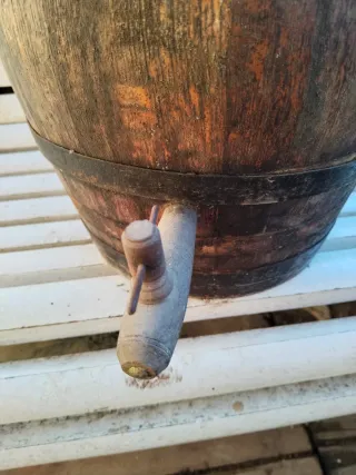 Antiguo barril de madera y metal