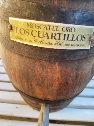 Antiguo barril de madera y metal