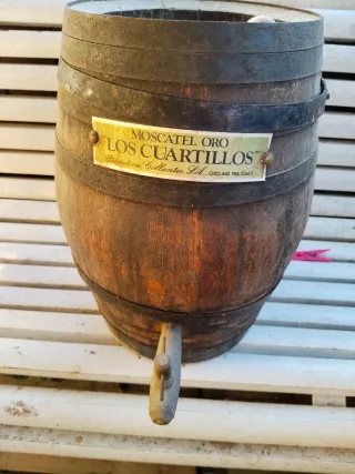 Antiguo barril de madera y metal