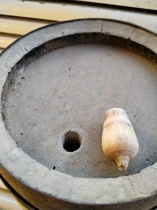 Antiguo barril de madera y metal