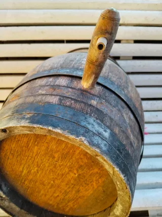 Antiguo barril de madera y metal
