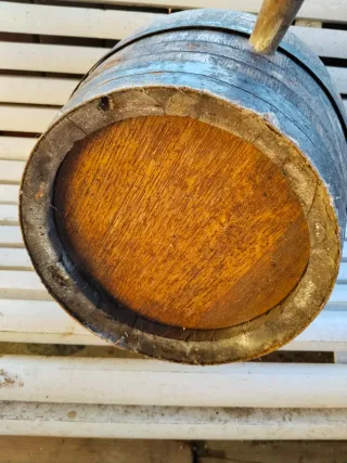 Antiguo barril de madera y metal