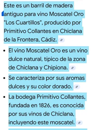 Antiguo barril de madera y metal