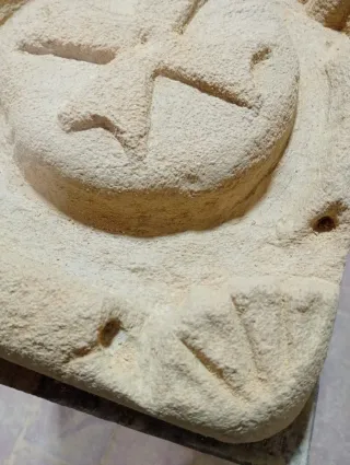 Escudo piedra cruz templaria tallado a mano