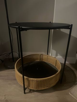 Tavolo ausiliario rotondo in vimini e metallo