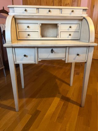 Escritorio buró con persiana y mesa deslizante.