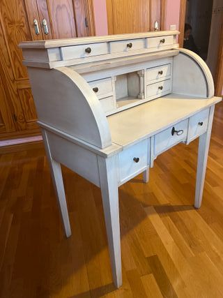 Escritorio buró con persiana y mesa deslizante.