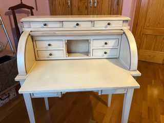 Escritorio buró con persiana y mesa deslizante.