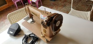 Máquina de coser Singer.