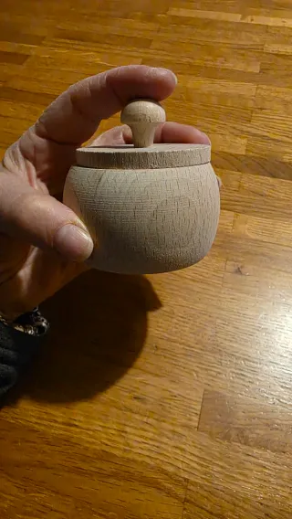 Vasetto in legno di tiglio con coperchio.