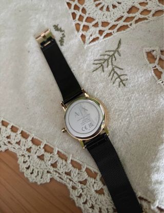 Reloj de pulsera azul marino y dorado